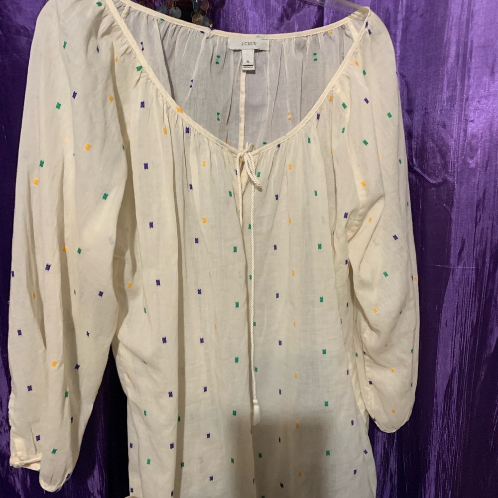 Beautiful blouse it’s very thin material but it very cute,